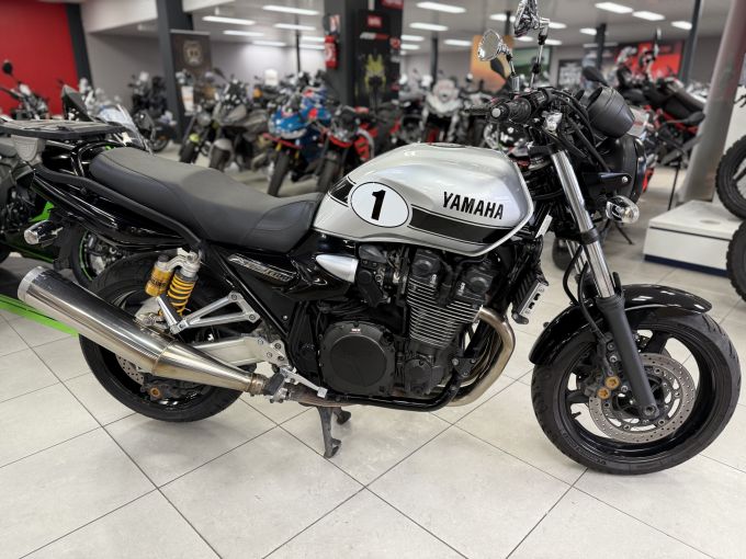 YAMAHA XJR 1300 SP 4