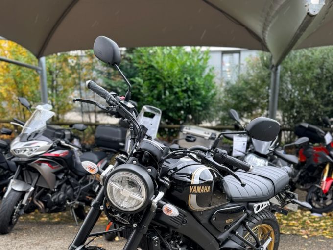 YAMAHA XSR 125 Legacy 4