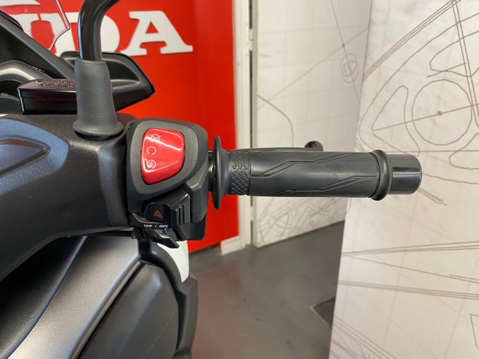 YAMAHA X-MAX 300 ABS 4