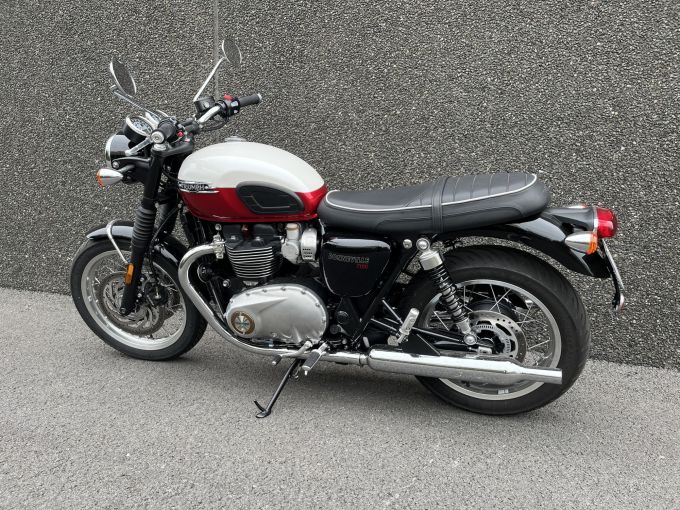 TRIUMPH BONNEVILLE T120 4
