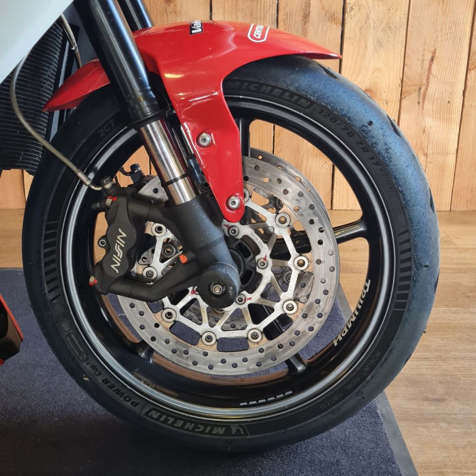 TRIUMPH STREET TRIPLE 675 R 4