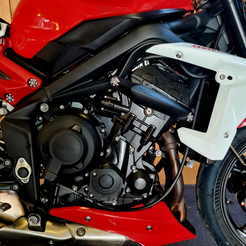 TRIUMPH STREET TRIPLE 675 R 4