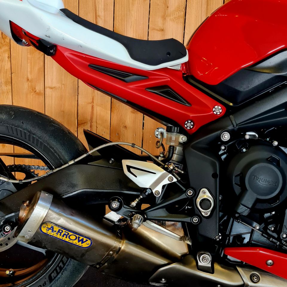 TRIUMPH STREET TRIPLE 675 R 4