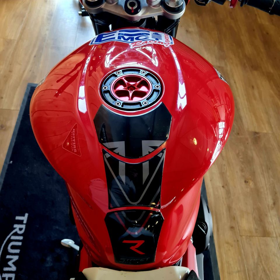 TRIUMPH STREET TRIPLE 675 R 4