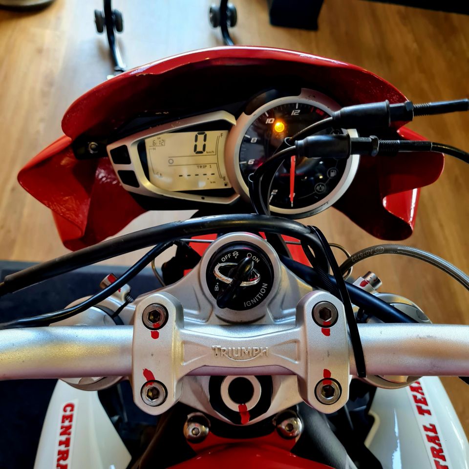 TRIUMPH STREET TRIPLE 675 R 4