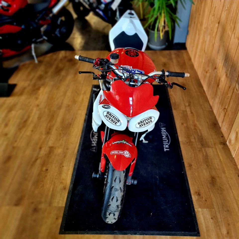 TRIUMPH STREET TRIPLE 675 R 4