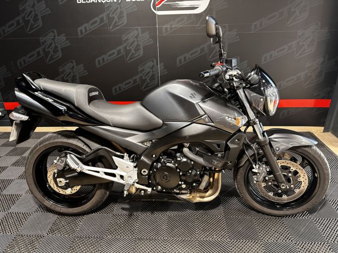 SUZUKI GSR 600 4