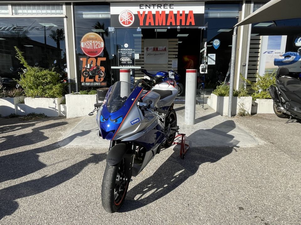 YAMAHA YZF-R3 4