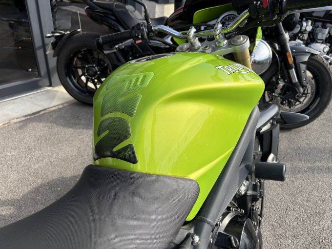 TRIUMPH STREET TRIPLE 675 4