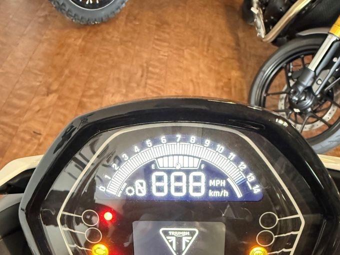 TRIUMPH STREET TRIPLE 765 R 4