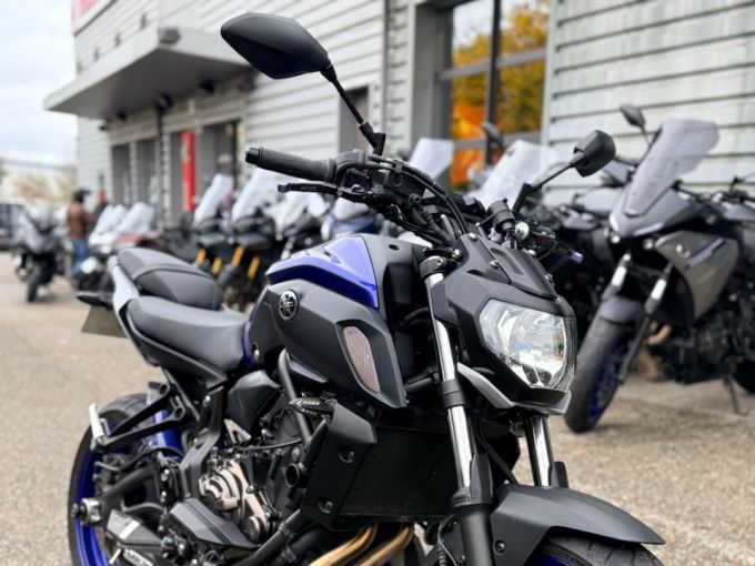 YAMAHA MT-07 4