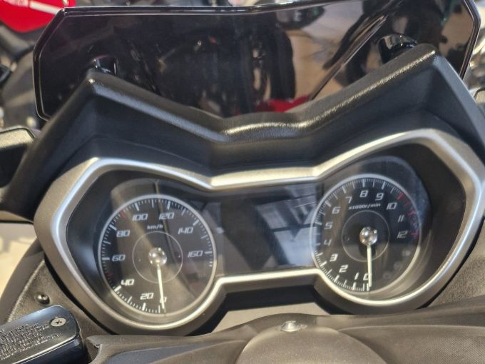 YAMAHA XMAX 125 4