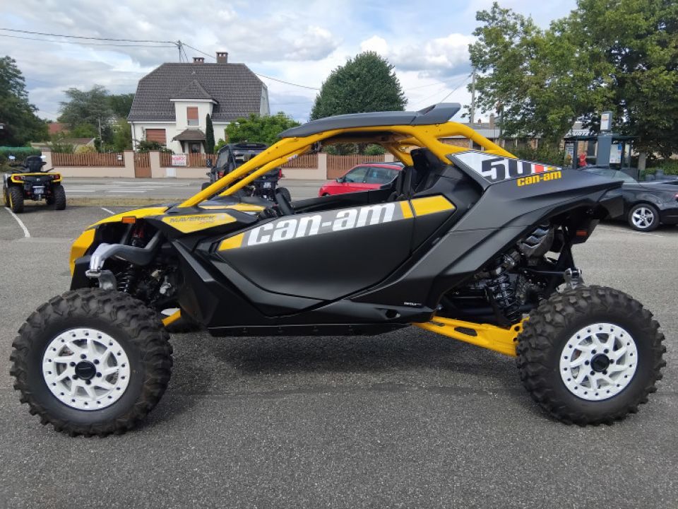 CAN-AM Maverick R 4