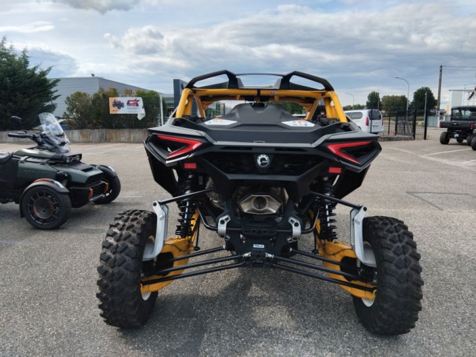 CAN-AM Maverick R 4