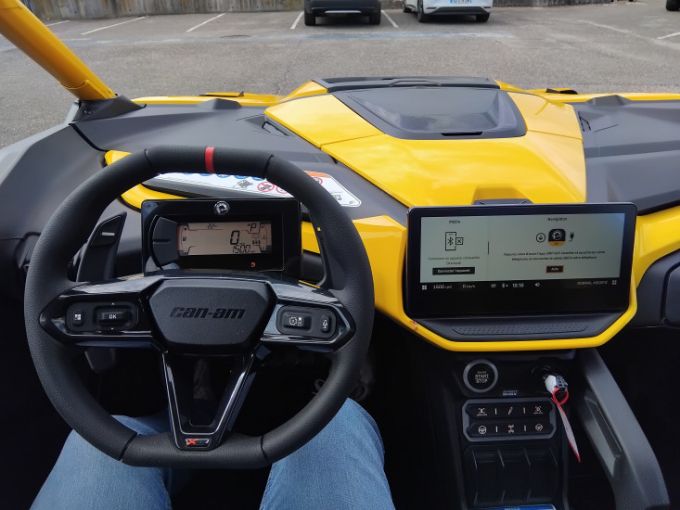 CAN-AM Maverick R 4