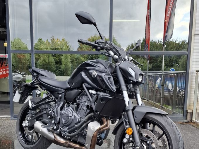 YAMAHA MT-07 4