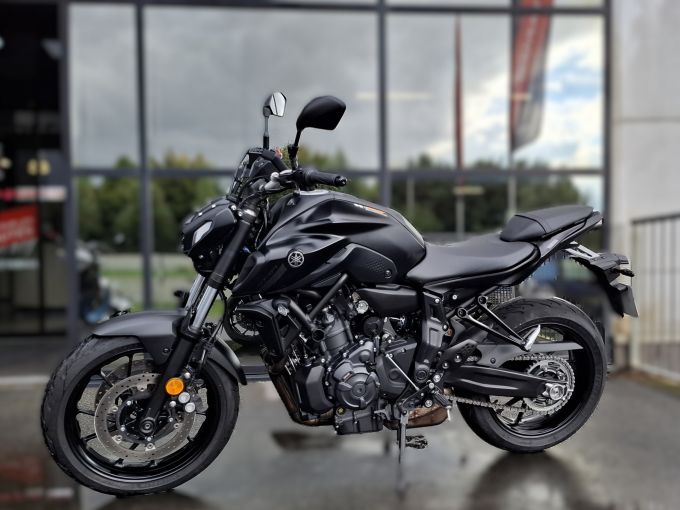 YAMAHA MT-07 4