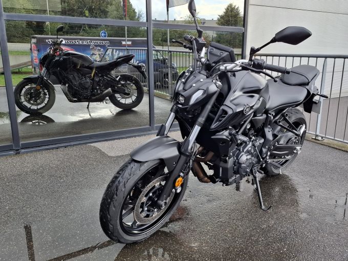 YAMAHA MT-07 4