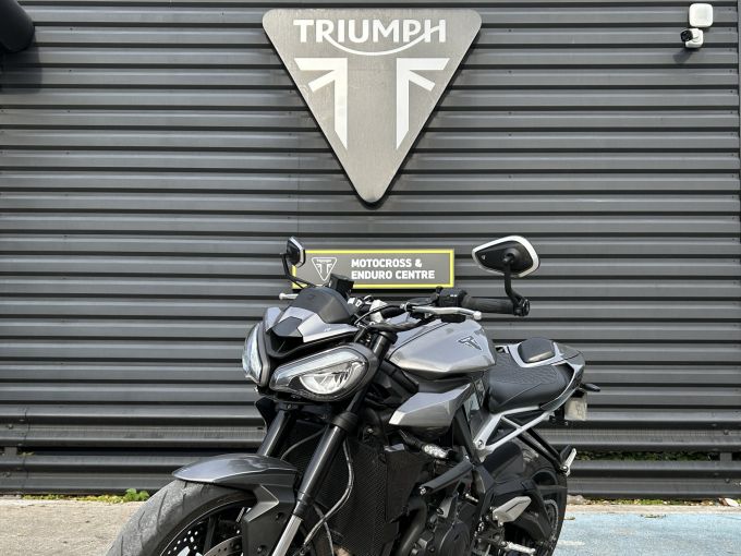 TRIUMPH STREET TRIPLE 765 R 4