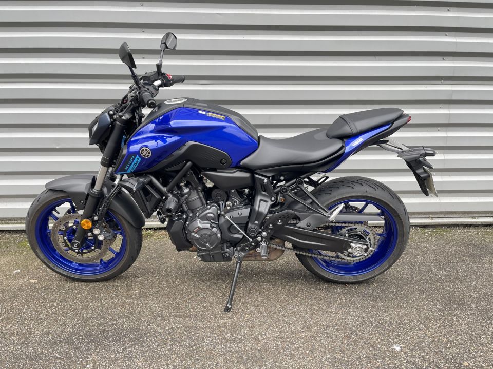 YAMAHA MT-07 4