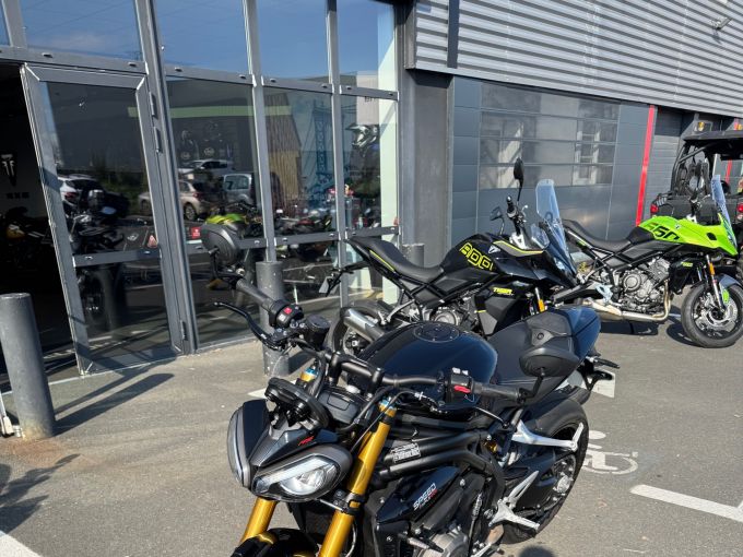 TRIUMPH SPEED TRIPLE 1200 RS 4
